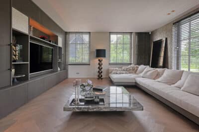 vtwonen warm natural walvisgraat Visgraat XL PVC vloer van Stile Floors – warme houtlook voor huiselijke ruimtes.