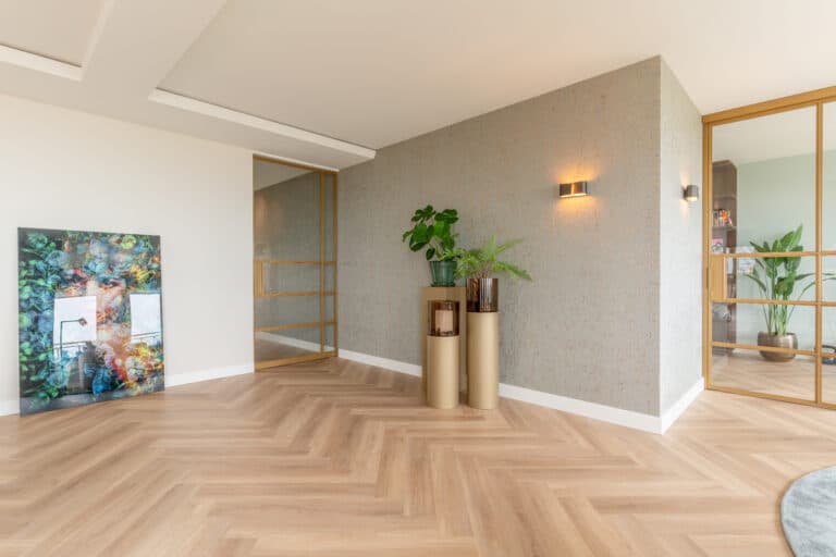 Core beige eiken walvisgraat Visgraat XL PVC vloer van Stile Floors – realistische houtlook voor woonkamer en slaapkamer.