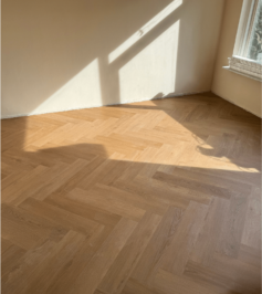 Visgraat Core donker eiken walvisgraat PVC vloer van Stile Floors – warme houtlook voor huiselijke ruimtes.