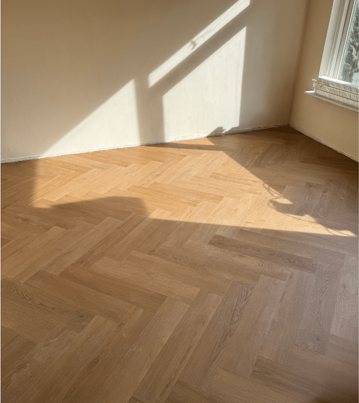 Visgraat Core donker eiken walvisgraat PVC vloer van Stile Floors – warme houtlook voor huiselijke ruimtes.
