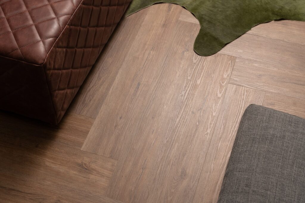 Visgraat Vivian bruin eiken walvisgraat PVC vloer van Stile Floors – warme houtlook voor huiselijke ruimtes.