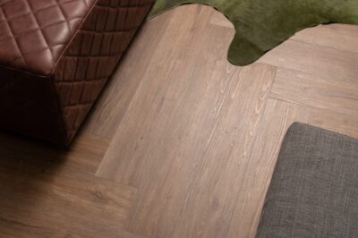 Visgraat Vivian bruin eiken walvisgraat PVC vloer van Stile Floors – warme houtlook voor huiselijke ruimtes.