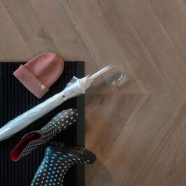 Hongaarse punt Vivian bruin eiken PVC vloer van Stile Floors – realistische houtlook voor woonkamer en slaapkamer.