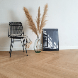 Visgraat Core donker eiken walvisgraat PVC vloer van Stile Floors – realistische houtlook voor woonkamer en slaapkamer.