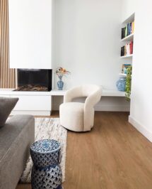 Stroken Sophia licht eiken PVC vloer van Stile Floors – warme houtlook voor huiselijke ruimtes.