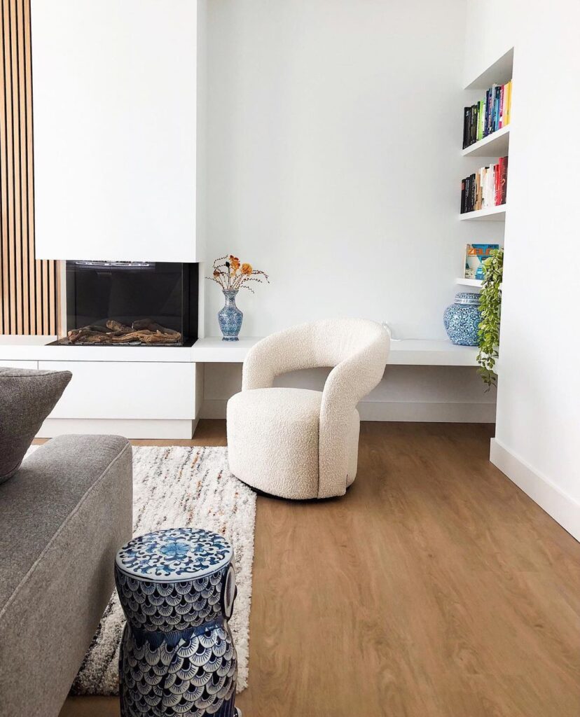 Stroken Sophia licht eiken PVC vloer van Stile Floors – warme houtlook voor huiselijke ruimtes.