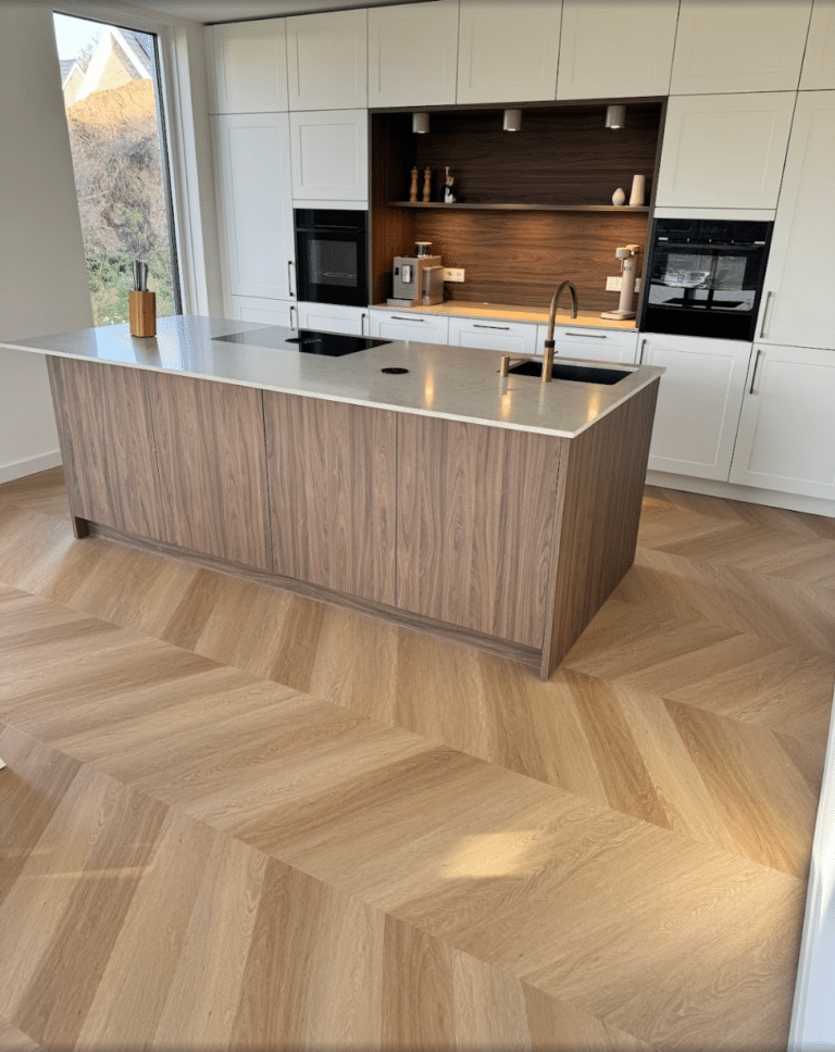 Hongaarse punt Julia naturel eiken PVC vloer van Stile Floors – realistische houtlook voor woonkamer en slaapkamer.