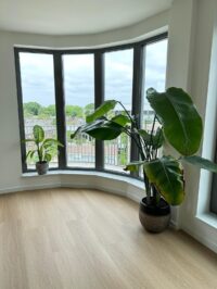 Stroken Vivian warm bruin eiken PVC vloer van Stile Floors – warme houtlook voor huiselijke ruimtes.