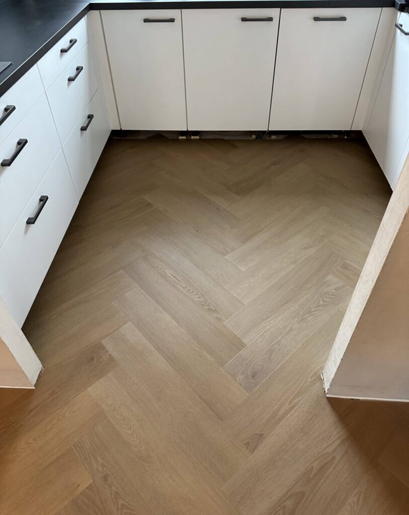 Visgraat Core donker eiken walvisgraat PVC vloer van Stile Floors – warme houtlook voor huiselijke ruimtes.