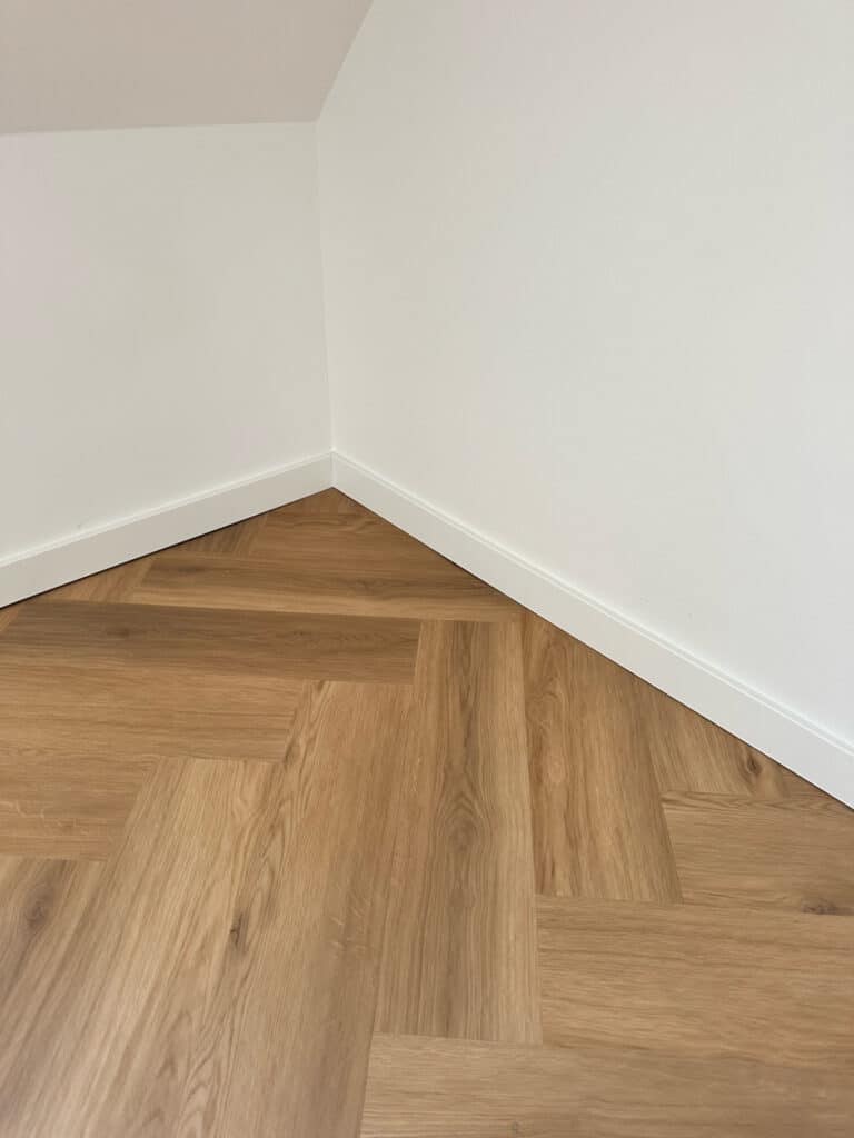 Visgraat XL Core naturel eiken walvisgraat PVC vloer van Stile Floors – warme houtlook voor huiselijke ruimtes.