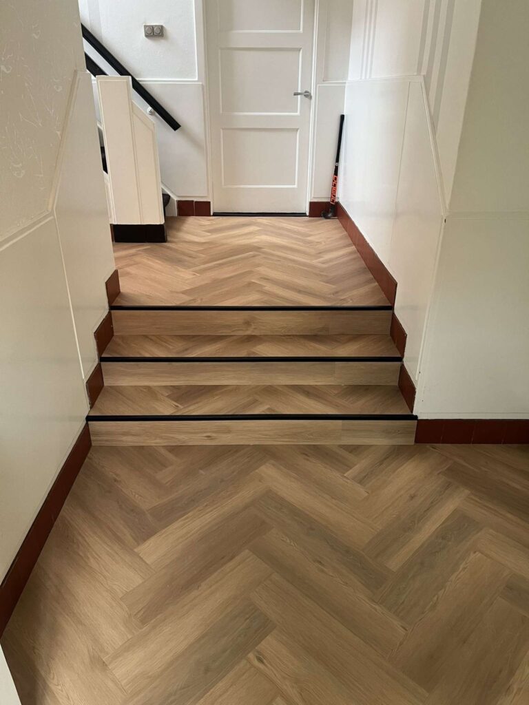 Visgraat XL Core naturel eiken walvisgraat PVC vloer van Stile Floors – realistische houtlook voor woonkamer en slaapkamer.