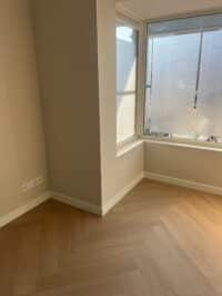 Visgraat XL walvisgraat VTwonen warm naturel walvisgraat PVC vloer van Stile Floors – realistische houtlook voor woonkamer en slaapkamer.