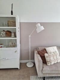 Visgraat XL VTwonen basic sand PVC vloer van Stile Floors – realistische houtlook voor woonkamer en slaapkamer.