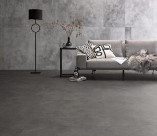 Vloertegel Loft donkergrijs PVC vloer van Stile Floors – warme houtlook voor huiselijke ruimtes.