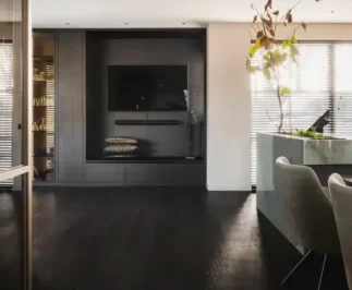 Stroken Sophia zwartgrijs eiken PVC vloer van Stile Floors – warme houtlook voor huiselijke ruimtes.