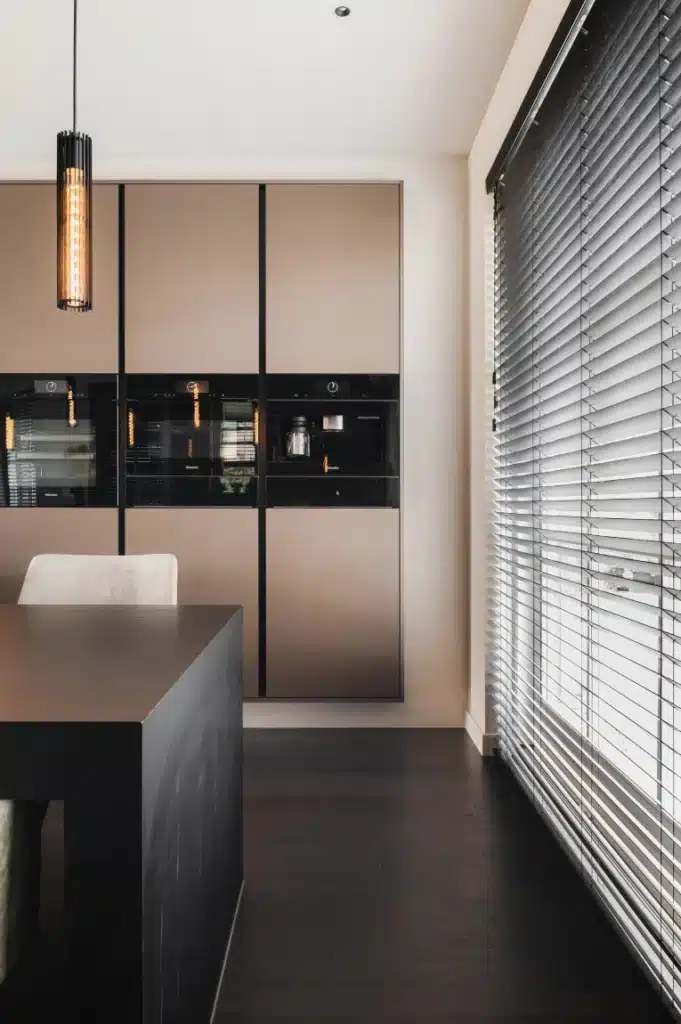 Stroken Sophia zwartgrijs eiken PVC vloer van Stile Floors – warme houtlook voor huiselijke ruimtes.