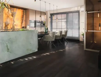 Stroken Sophia zwartgrijs eiken PVC vloer van Stile Floors – warme houtlook voor huiselijke ruimtes.