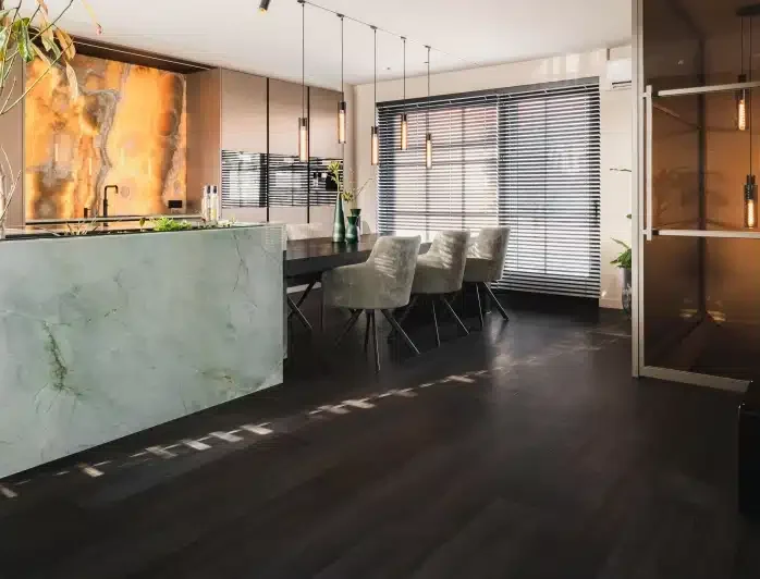 Stroken Sophia zwartgrijs eiken PVC vloer van Stile Floors – warme houtlook voor huiselijke ruimtes.