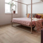 vtwonen warm natural walvisgraat Visgraat XL PVC vloer van Stile Floors – realistische houtlook voor woonkamer en slaapkamer.