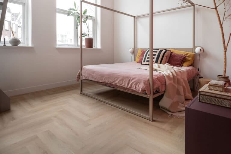 vtwonen warm natural walvisgraat Visgraat XL PVC vloer van Stile Floors – realistische houtlook voor woonkamer en slaapkamer.