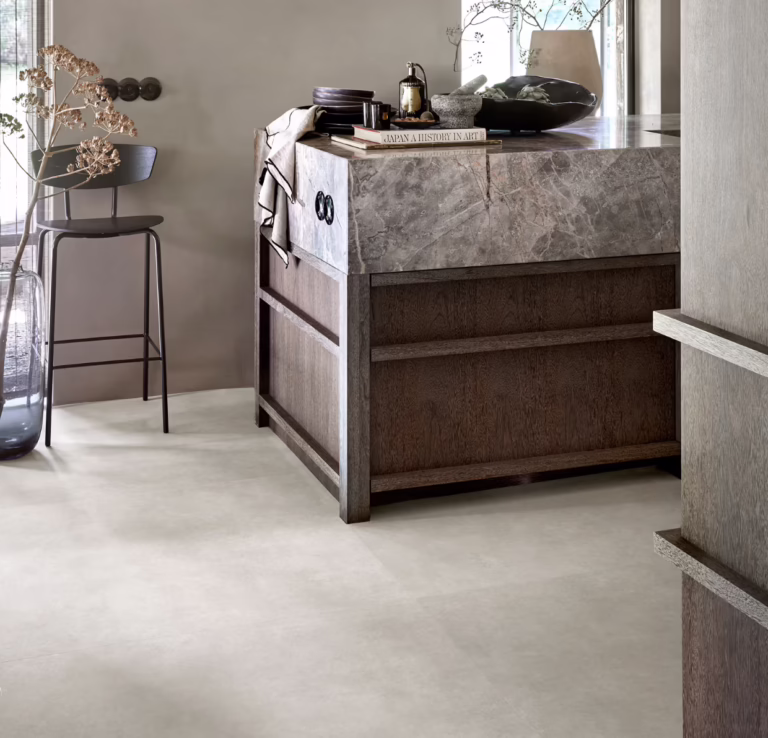 Vloertegel VTwonen basic naturel PVC vloer van Stile Floors – realistische houtlook voor woonkamer en slaapkamer.