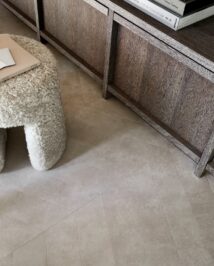 Hongaarse punt VTwonen basic sand PVC vloer van Stile Floors – realistische houtlook voor woonkamer en slaapkamer.