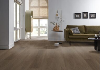 Stroken Vivian bruin eiken PVC vloer van Stile Floors – warme houtlook voor huiselijke ruimtes.