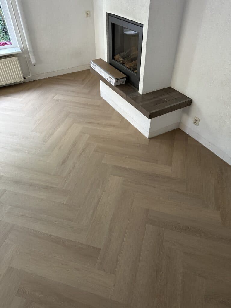 Visgraat XL VTwonen warm naturel walvisgraat PVC vloer van Stile Floors – realistische houtlook voor woonkamer en slaapkamer.