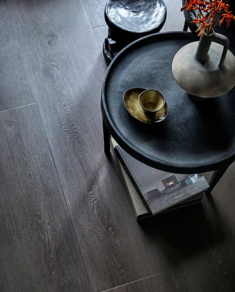 Stroken VTwonen charcoal eiken PVC vloer van Stile Floors – stijlvol en duurzaam van Stile Floors.