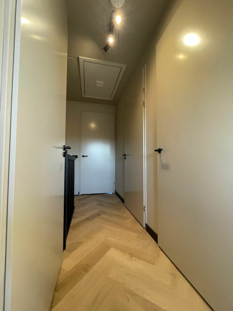 Hal Vivian warm eiken visgraat PVC vloer