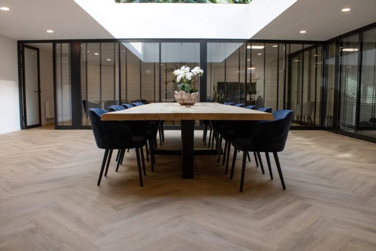 Sophia beige eiken walvisgraat visgraat PVC Hanselman Groep Oosterbeek