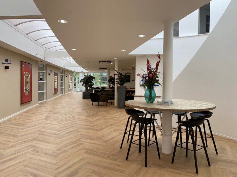 Sophia beige eiken walvisgraat visgraat PVC samsam offices Amsterdam