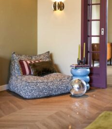 Hongaarse punt vtwonen sun kissed PVC vloer van Stile Floors – warme houtlook voor huiselijke ruimtes.
