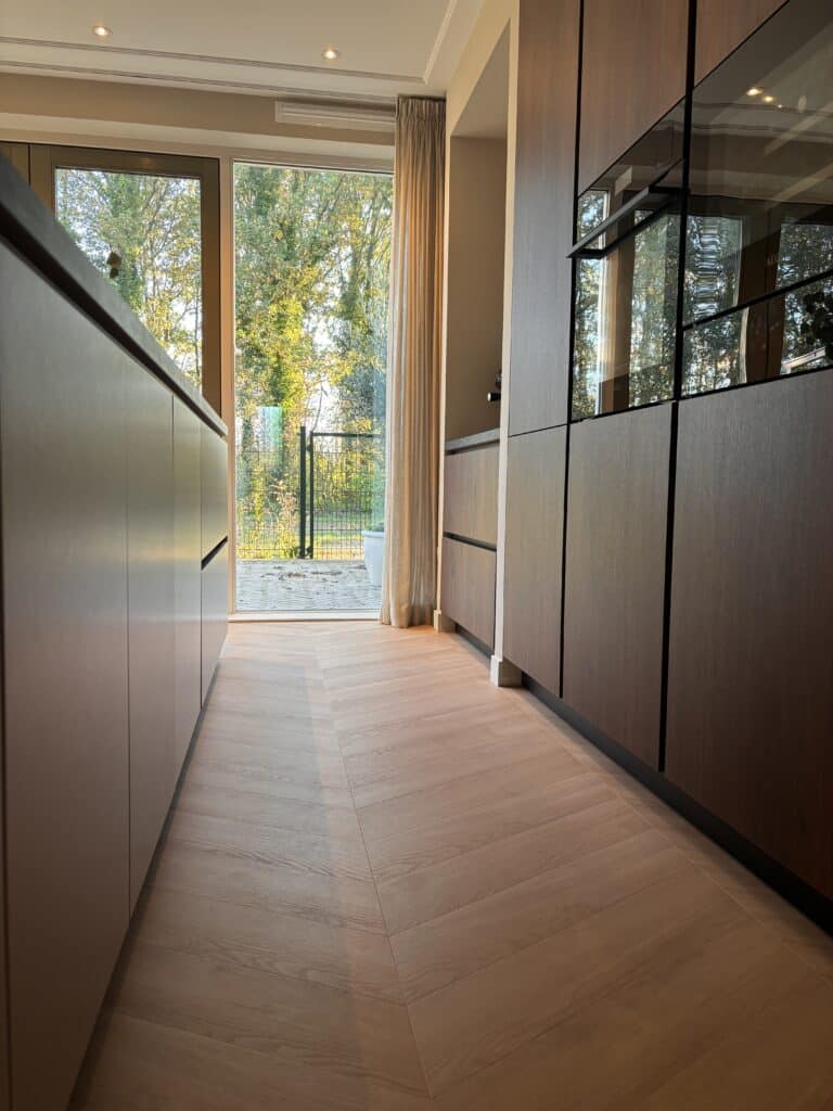 Hongaarse punt Sophia natuurlijk eiken PVC vloer van Stile Floors – realistische houtlook voor woonkamer en slaapkamer.