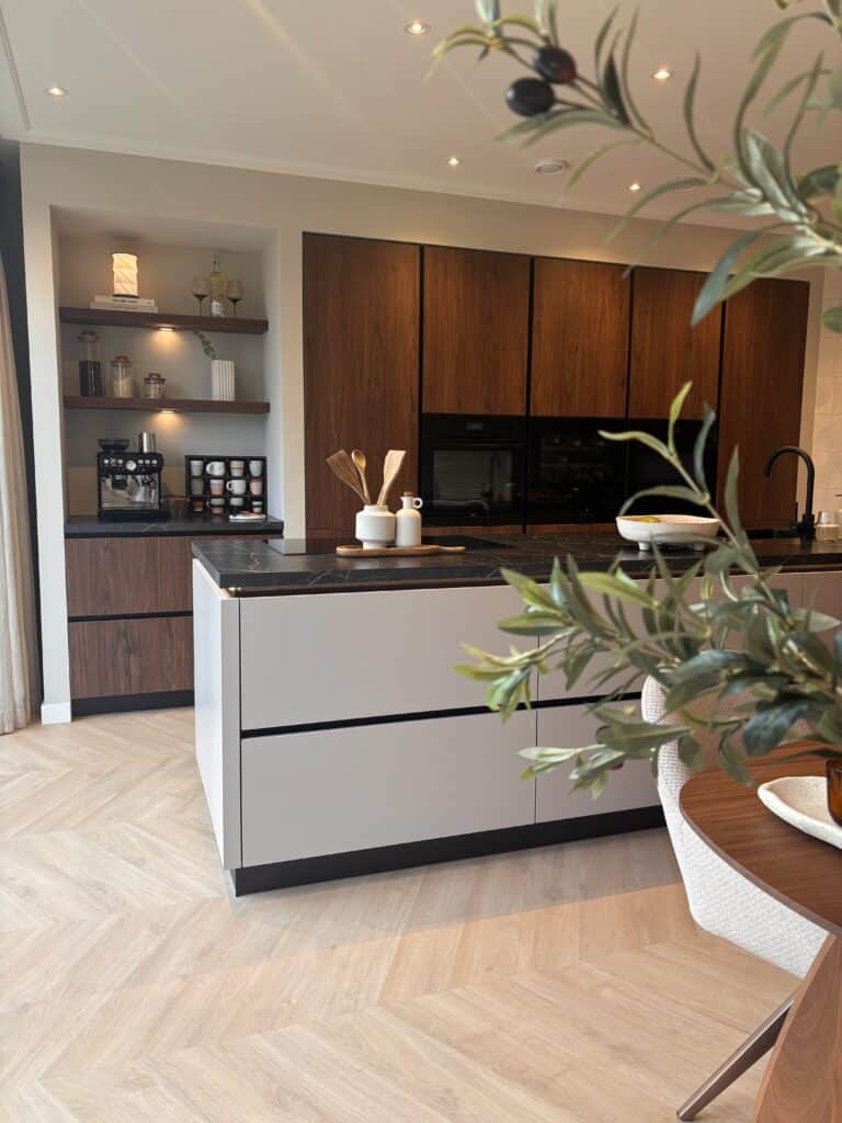 Hongaarse punt Sophia natuurlijk eiken PVC vloer van Stile Floors – realistische houtlook voor woonkamer en slaapkamer.