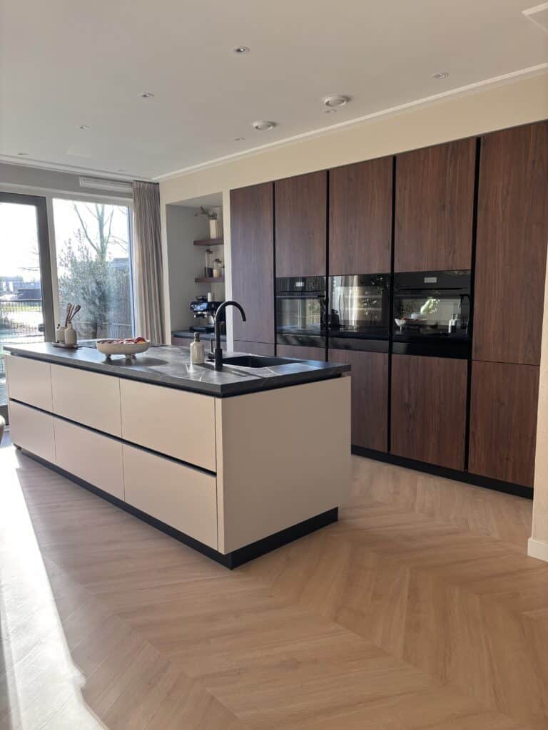 Hongaarse punt Sophia natuurlijk eiken PVC vloer van Stile Floors – realistische houtlook voor woonkamer en slaapkamer.