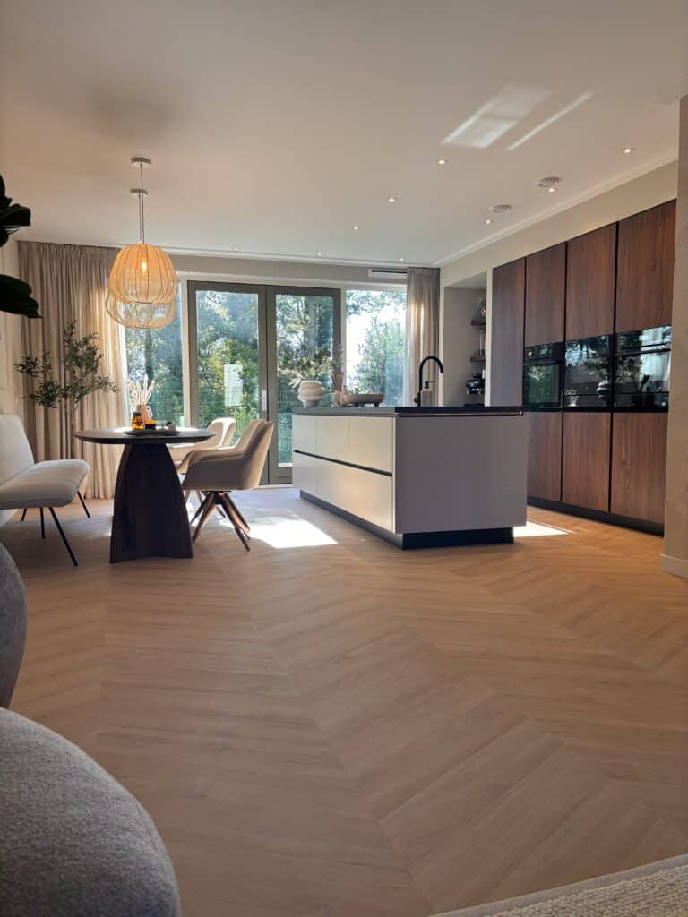 Hongaarse punt Sophia natuurlijk eiken PVC vloer van Stile Floors – realistische houtlook voor woonkamer en slaapkamer.